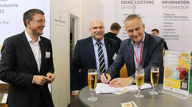 Signing the VLB/DuPont cooperation at the Brau Beviale: Olaf Hendel, Josef Fontaine, Jens Magnus Eiken