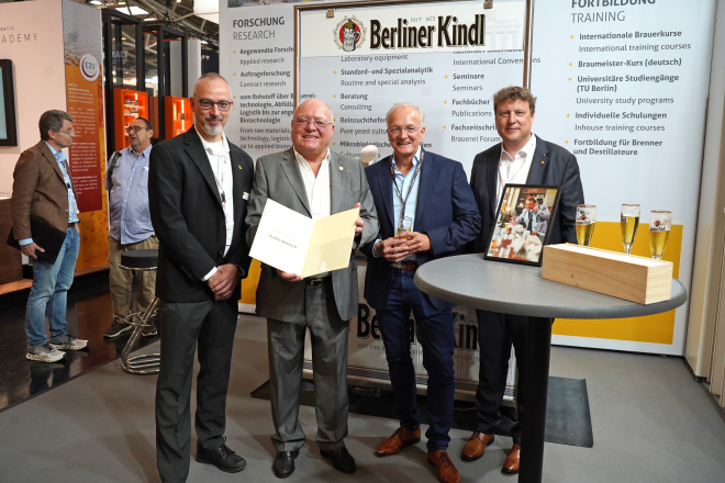: Jan Biering, 2. Vorsitzender der Vereinigung ehem. VLBer, der geehrte Klaus Niemsch, Ulrich Rust, Präsident der VLB Berlin und VLB-Geschäftsführer Dr. Björn Klotzbücher am 16. September in München