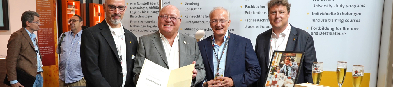 Doppelehrung für Klaus Niemsch: Ehrenmitgliedschaft der Vereinigung ehem. VLBer und Verleihung der goldenen Ehrennadel der VLB Berlin