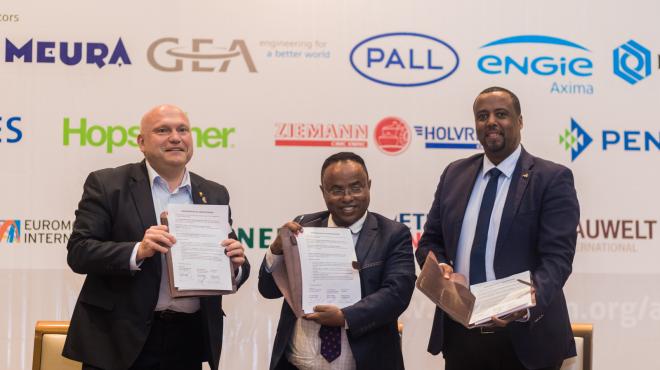 Signage of an MOU regarding brewing education in Ethiopia Signage of an MOU regarding brewing education in Ethiopia