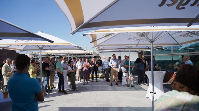 Die beiden gut gelaunten Geschäftsführer Jan Niewodniczanski, Bitburger Braugruppe, und Josef Fontaine, VLB Berlin, bei der Eröffnung der Bitburger Dachterrasse an der VLB 