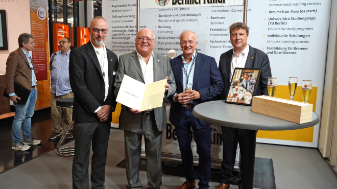 Doppelehrung für Klaus Niemsch: Ehrenmitgliedschaft der Vereinigung ehem. VLBer und Verleihung der goldenen Ehrennadel der VLB Berlin