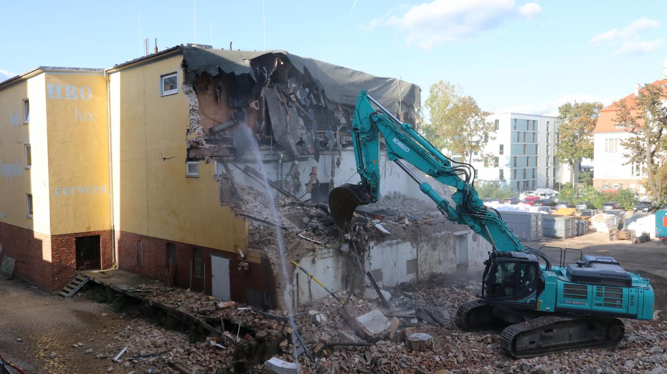 Demolition work on the old cellar building 