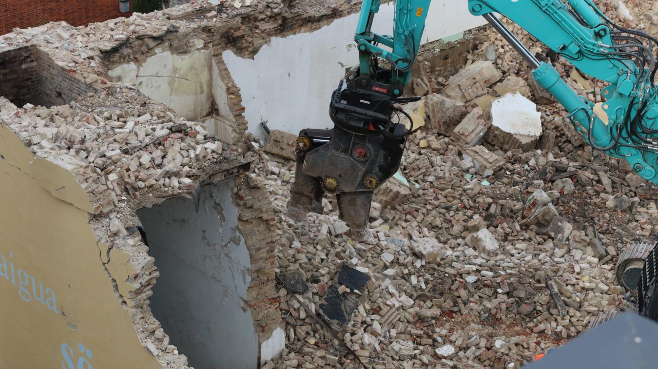 Demolition work on the old cellar building 