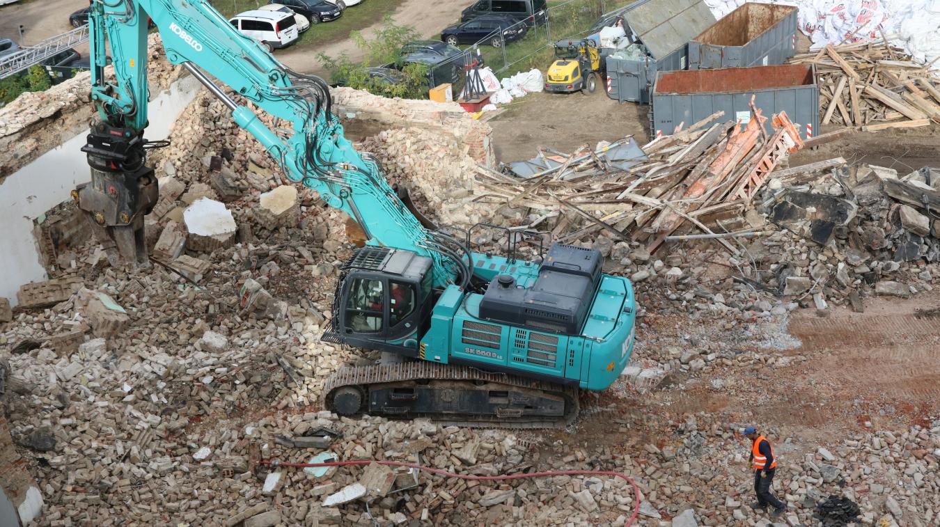 Demolition work on the old cellar building 