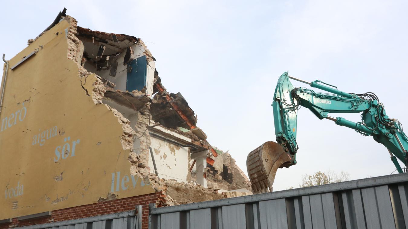 Demolition work on the old cellar building 