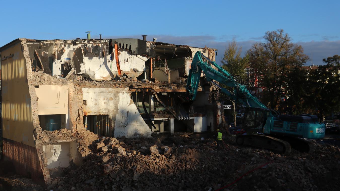 Demolition work on the old cellar building 