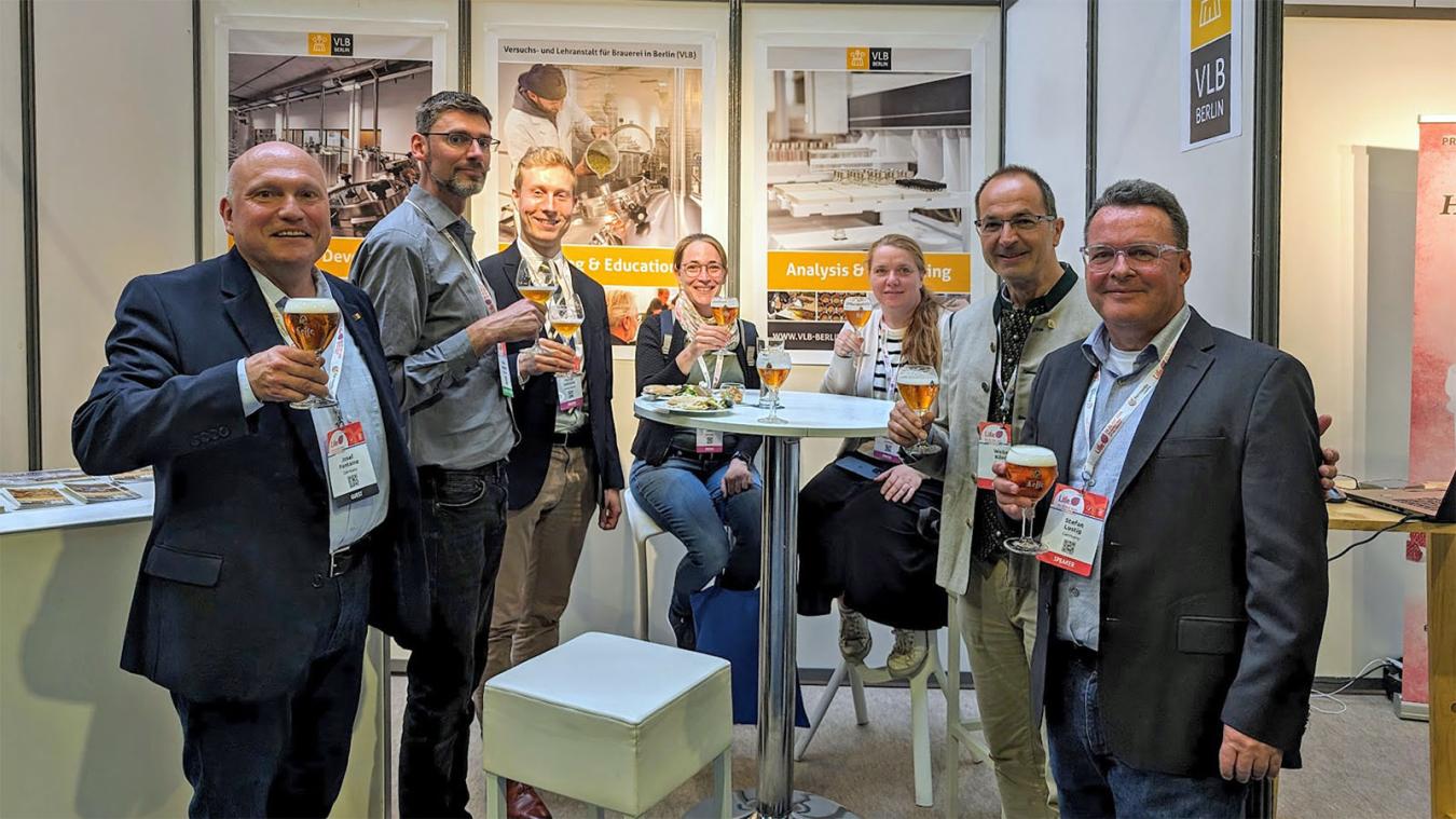 Guests at the VLB booth